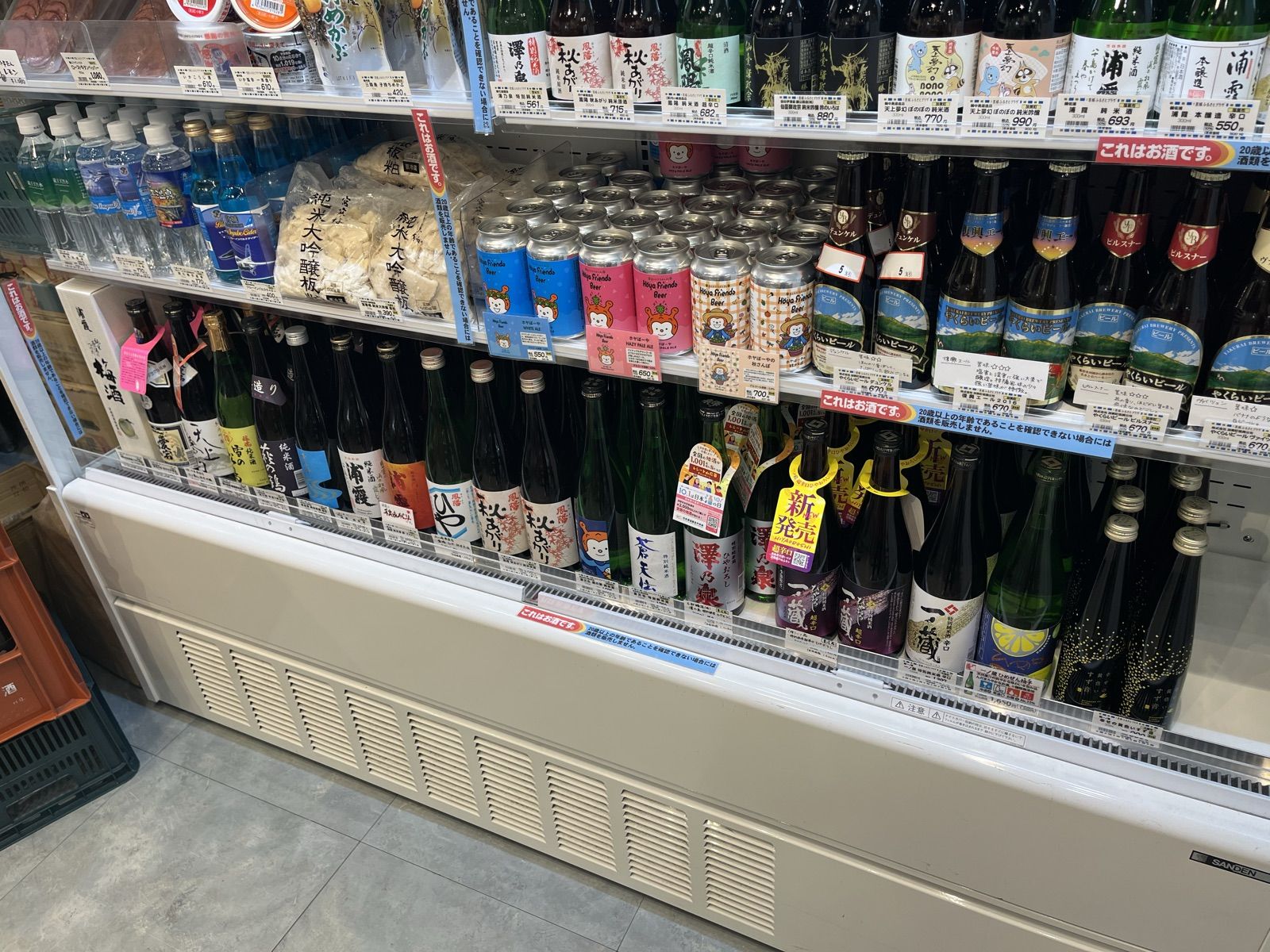 冷蔵ケースに並ぶ宮城の日本酒